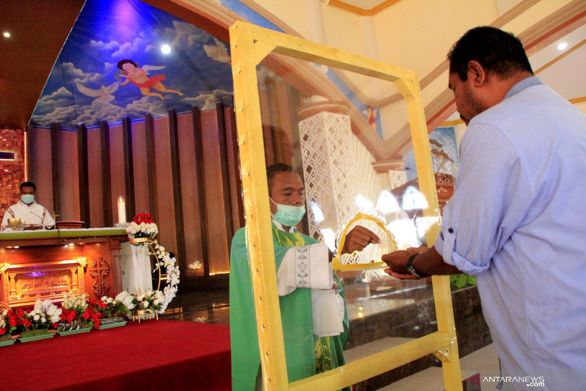 Umat katolik di Kupang mulai beribadah bersama di gereja
