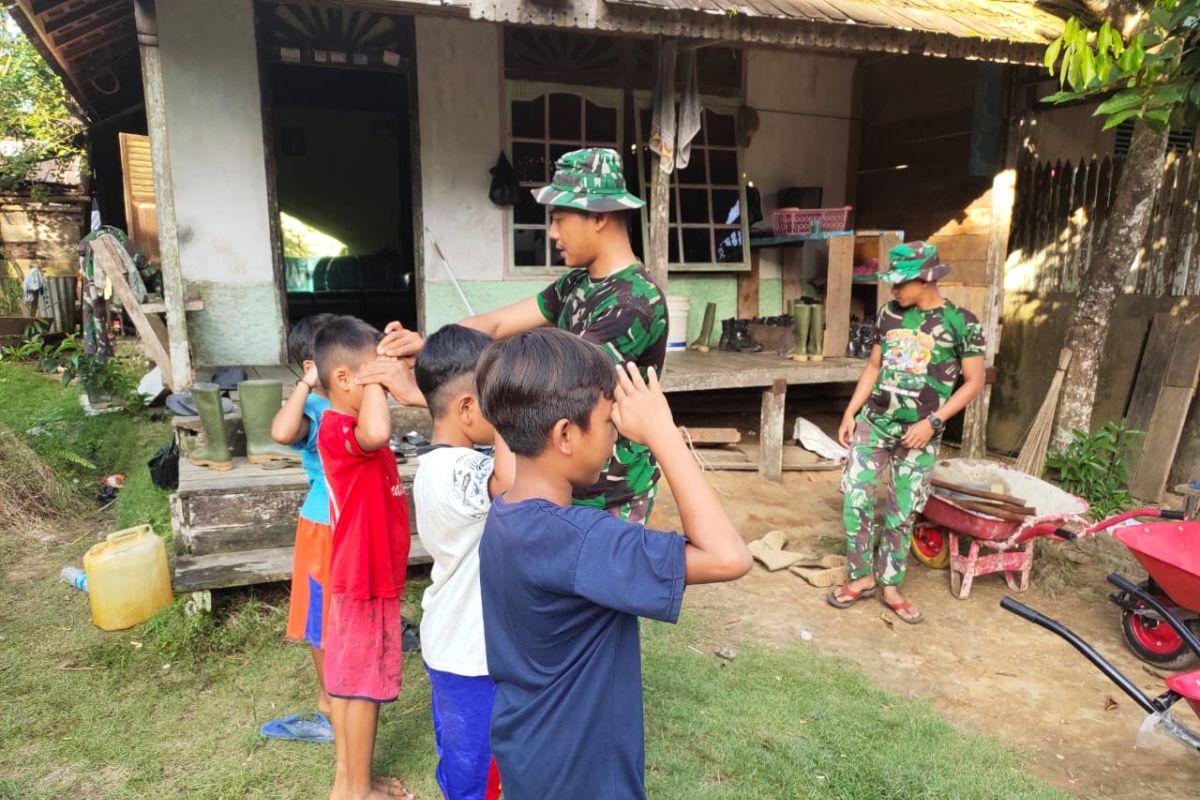Pratu Emha kenalkan TNI kepada anak-anak Desa Beringin Rayo