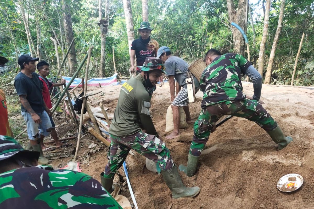 Dihari ke-6 anggota TMMD mulai kerjakan plensengan bahu jalan