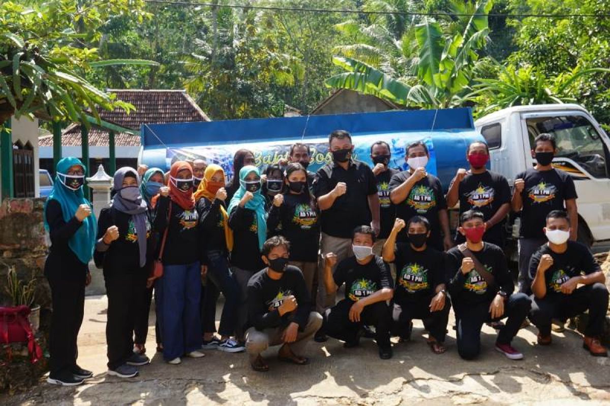 AD 1 PM Family salurkan bantuan 360.000 liter air bersih dan sembako