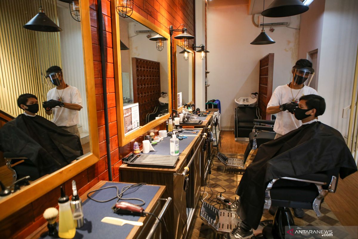 Salons, barbershops adapt to new normal as pandemic continues unabated