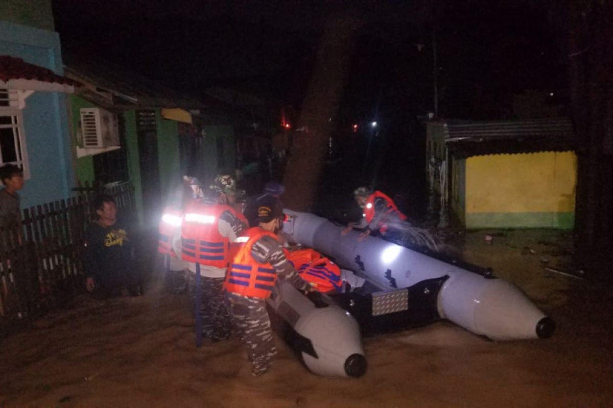 Lanal Gorontalo  kerahkan dua tim bantu evakuasi  korban banjir