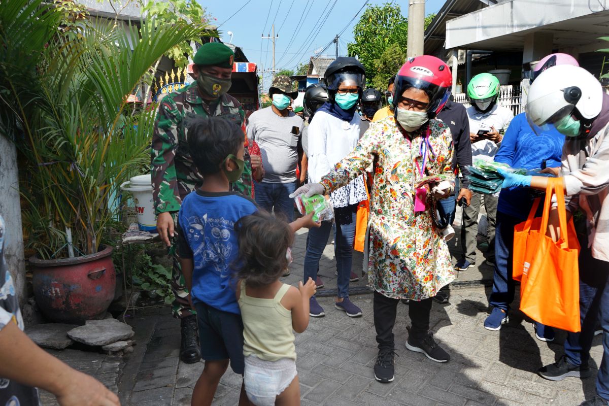 Keliling kampung  Wali Kota Surabaya bagikan masker