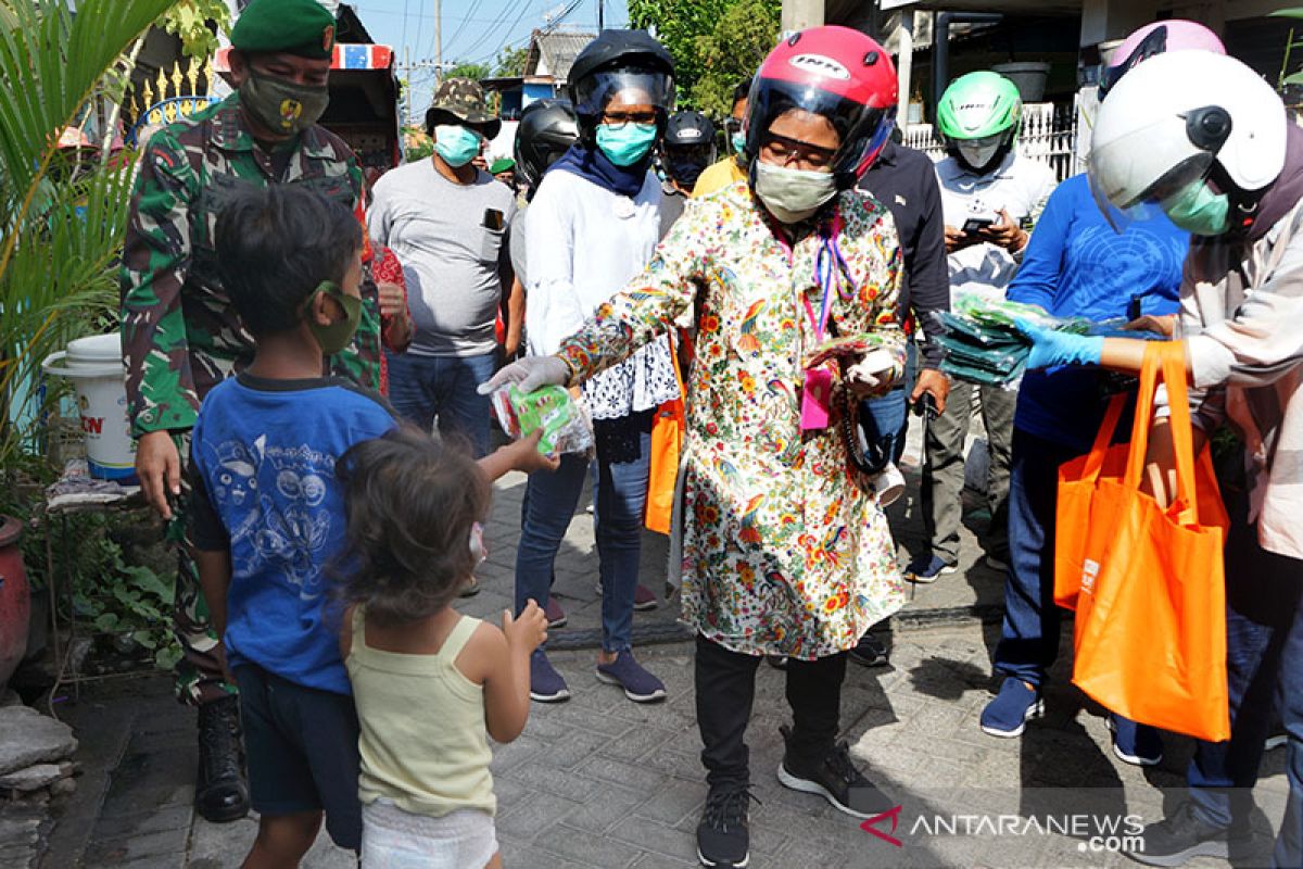 Risma keliling kampung bagikan masker