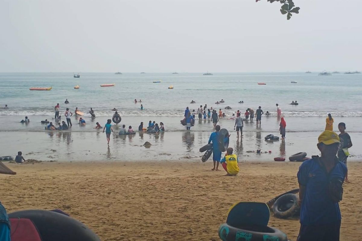 Pengelola wisata Pantai Carita menerapkan protokol kesehatan