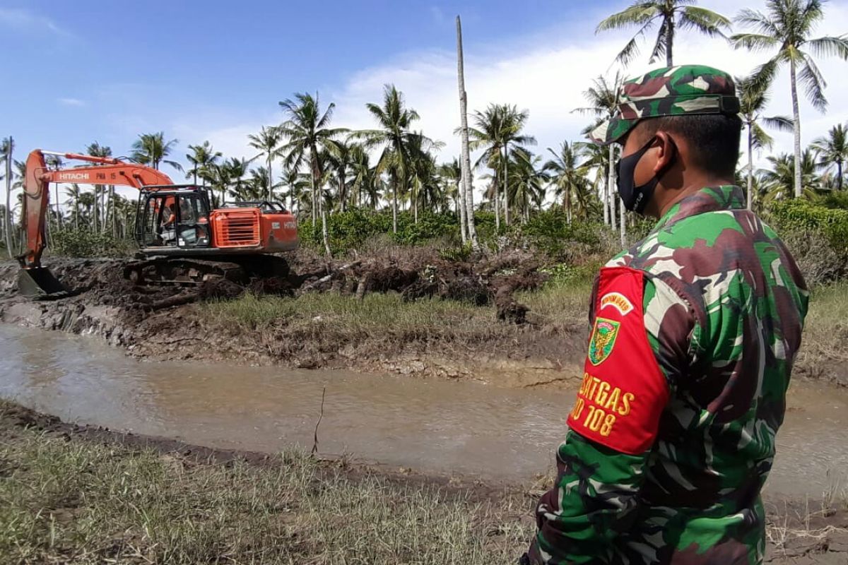 Tentara Kodim Tanjab kebut bangun jalan hubungkan dua kampung