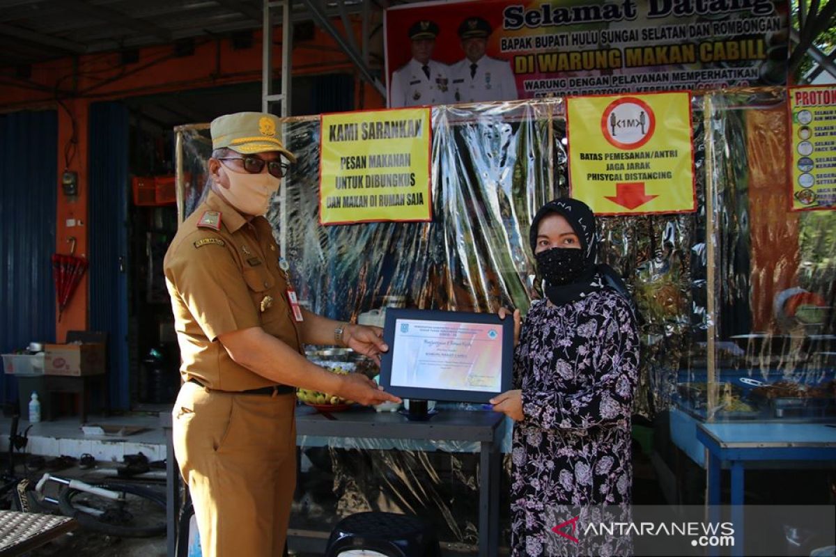 Dorong pelaku usaha terapkan protokol kesehatan, Pemkab HSS berikan penghargaan