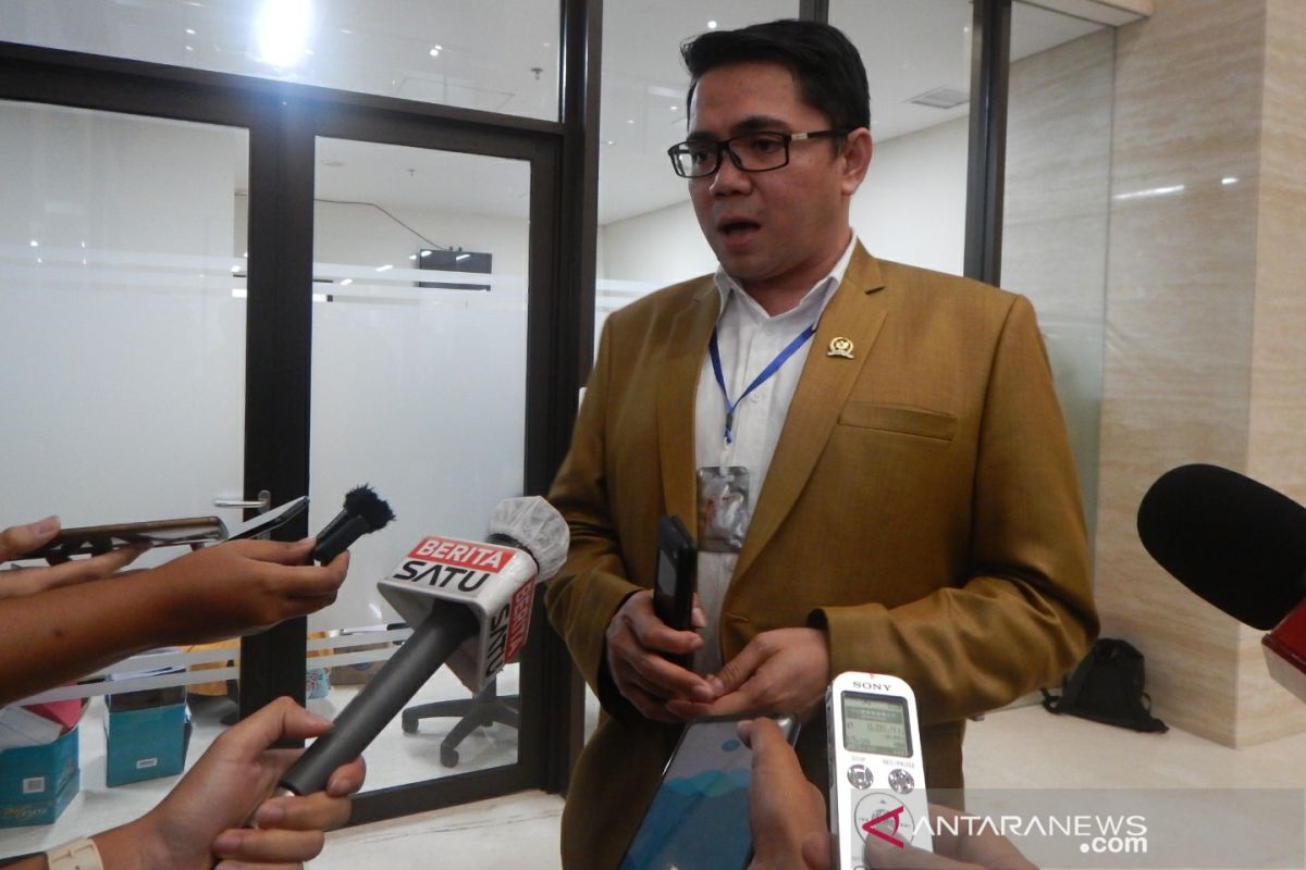 DPR terpaksa setuju legislator maju pilkada harus mundur