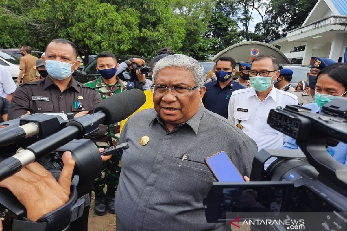 Gubernur serahkan bantuan bagi pedagang-pelaku IKM terdampak COVID