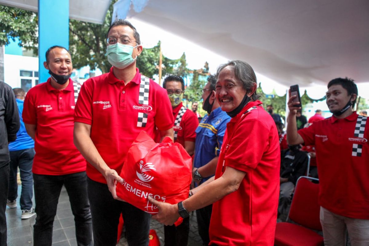 Di Bandung, Mensos serahkan 1.000 paket sembako untuk pekerja sektor otomotif