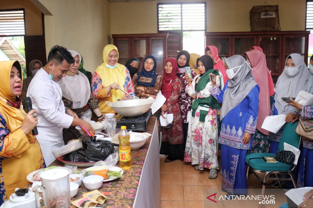 Tingkatkan imun dari COVID-19, Forikan Siak latih ibu-ibu memasak bahan olahan ikan