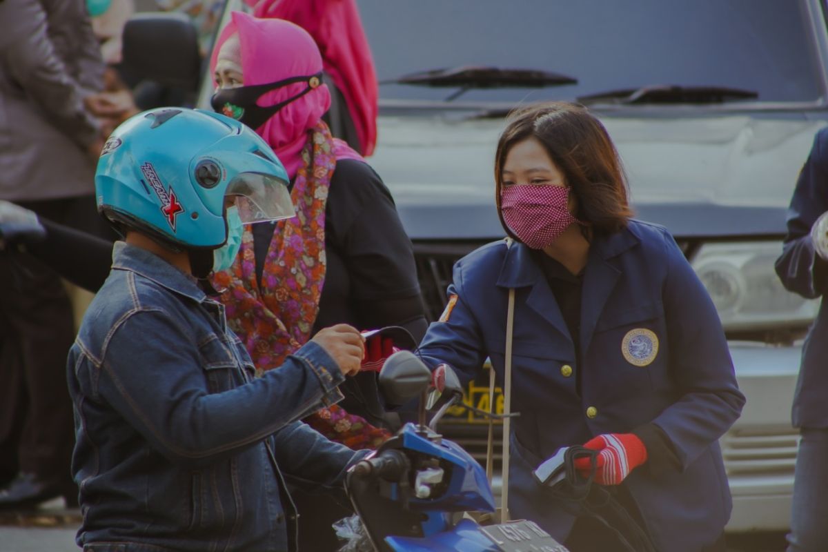 Dosen dan Mahasiswa Unair bagikan masker ke peserta UTBK