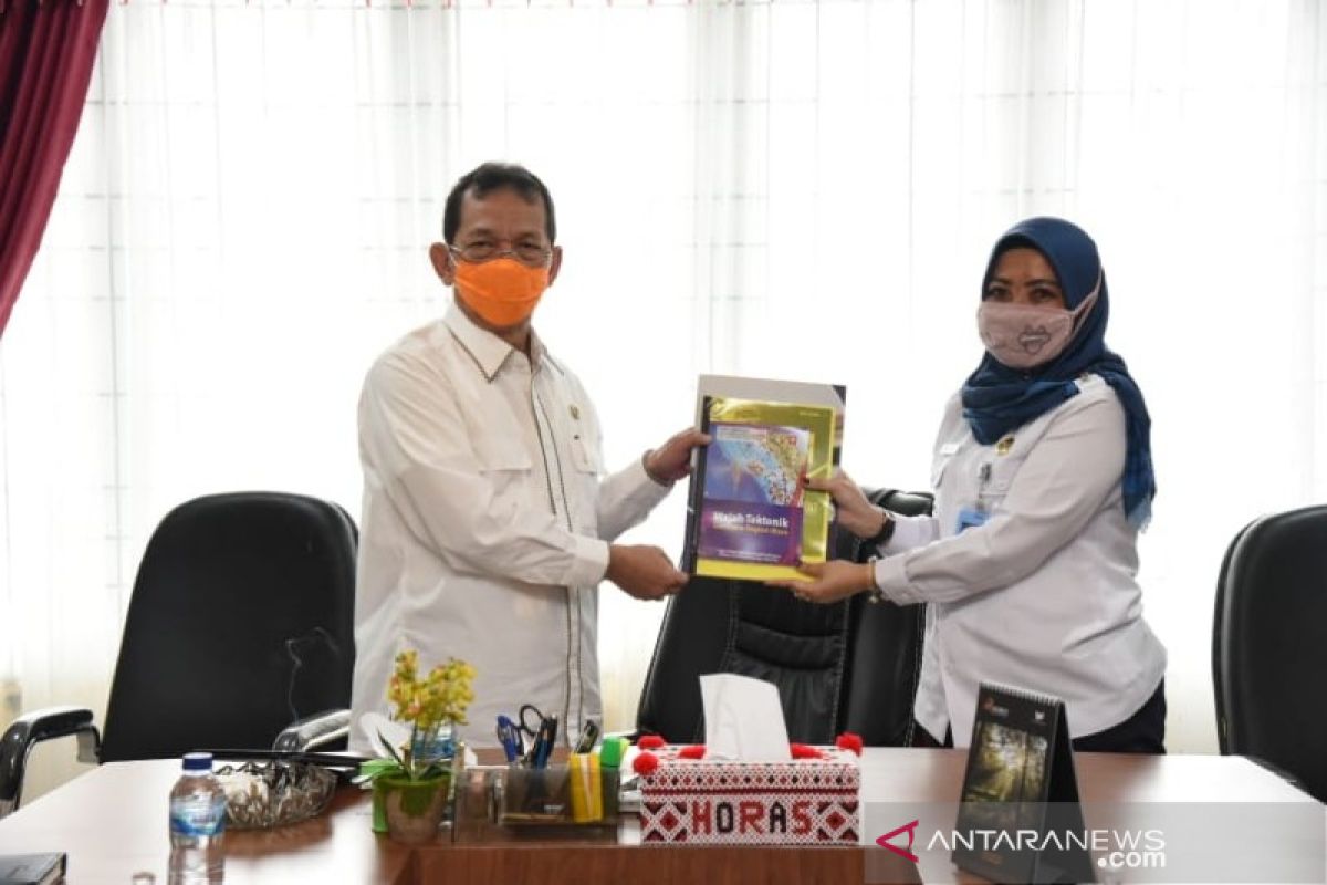 BMKG serahkan buku 'Wajah Tektonik Sumbagut' kepada Bupati Tapsel