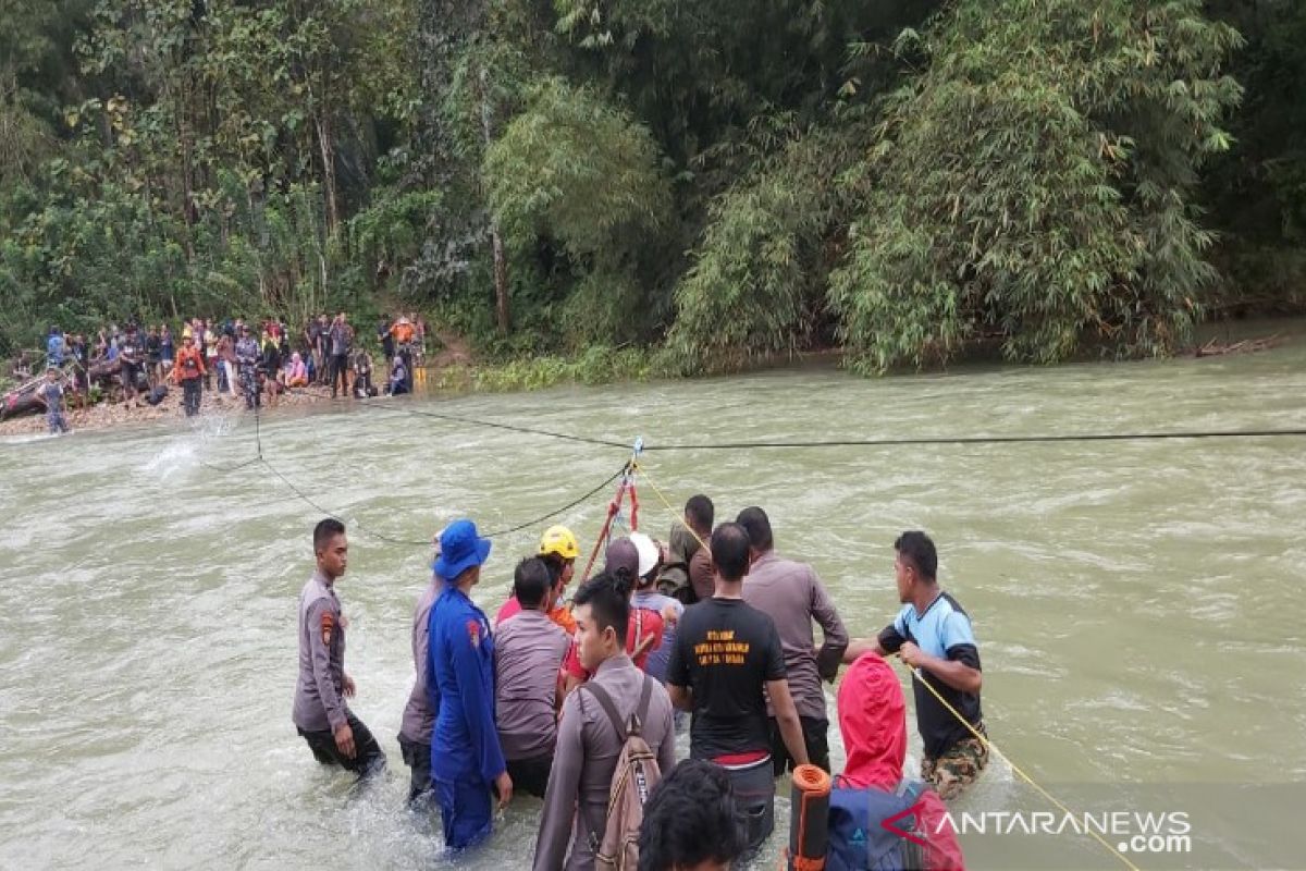 Basarnas mengevakuasi 33 orang terjebak di Sungai Lamesou Konawe Utara