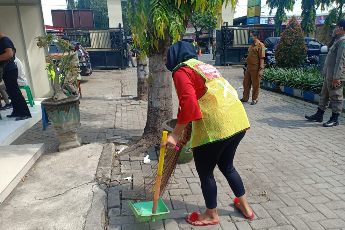 Hukum kemarin, hukuman kerja sosial hingga polisi kalah praperadilan