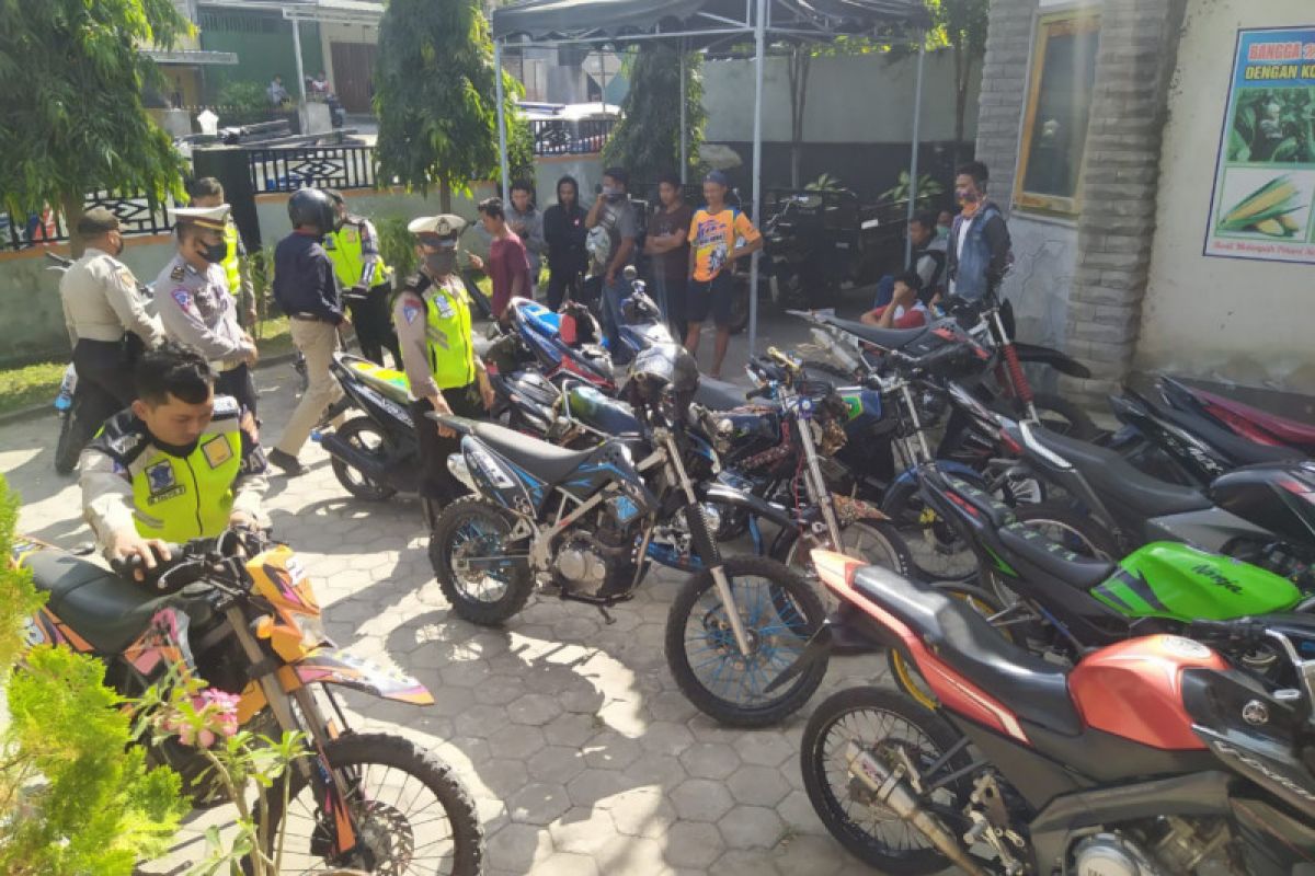 Biang kerok kebisingan, puluhan sepeda motor knalpot bronk di Lombok Timur dikandangkan