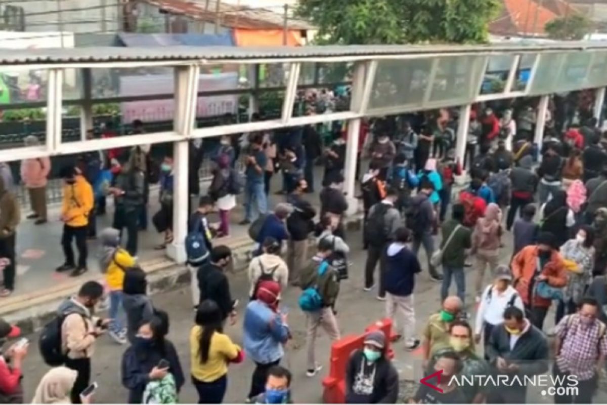 Antrean penumpang KRL di Stasiun Bogor makin panjang dan ramai pada Senin pagi