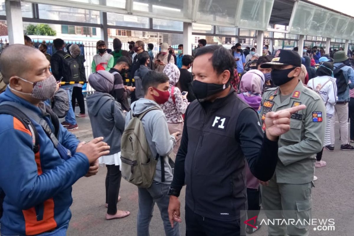 Bima Arya: Antrean panjang penumpang KRL harus dicari solusinya