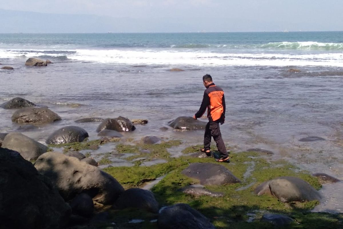 Tim SAR menyisir darat dan laut cari wisatawan tenggelam di Pantai Karangpapak