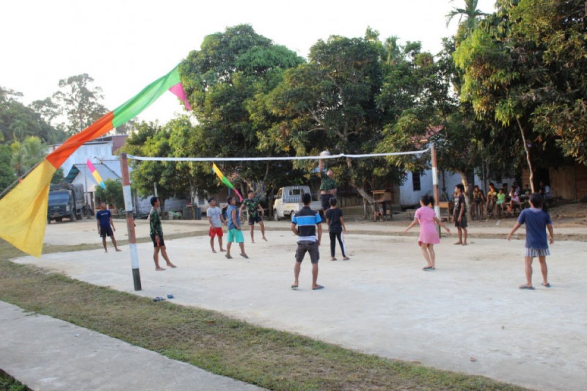 Usir rasa jenuh, anggota Satgas TMMD bermain volly bersama