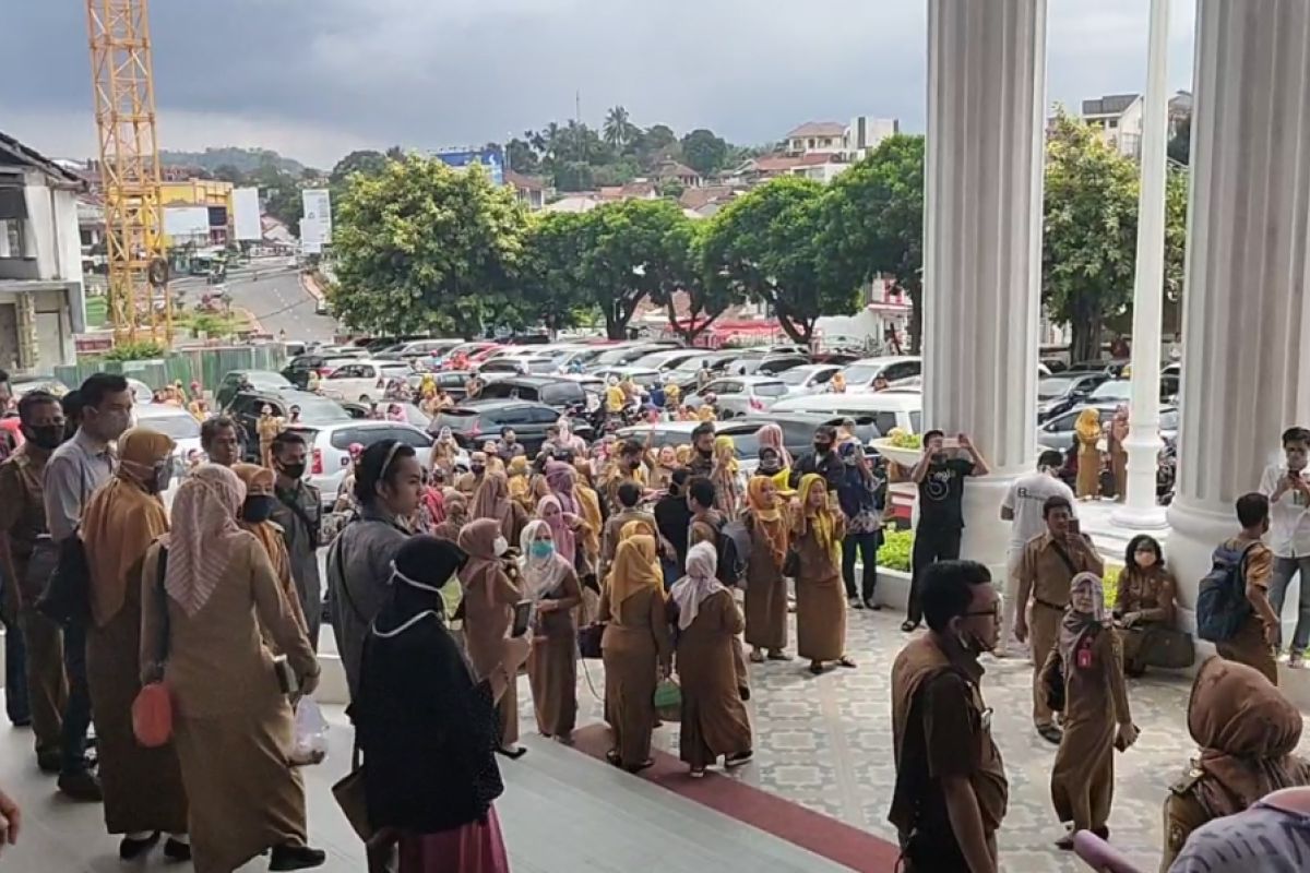 Ratusan ASN berhamburan menyelamatkan diri akibat asap dari gedung pelayanan terpadu