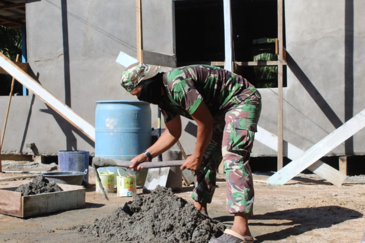 Aduk semen, Praka Yoni anggota TMMD terampil mainkan skop