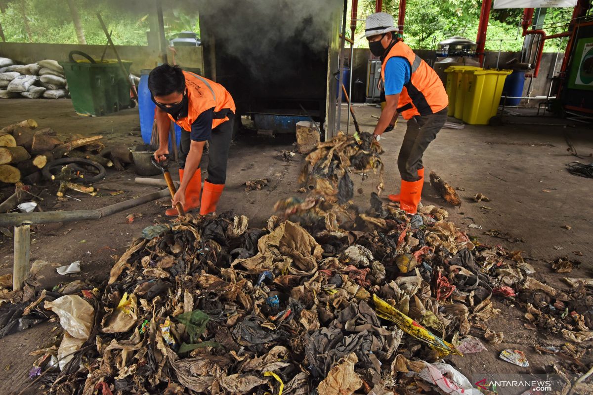 Atasi impor sampah, pemerintah perlu perbanyak usaha daur ulang