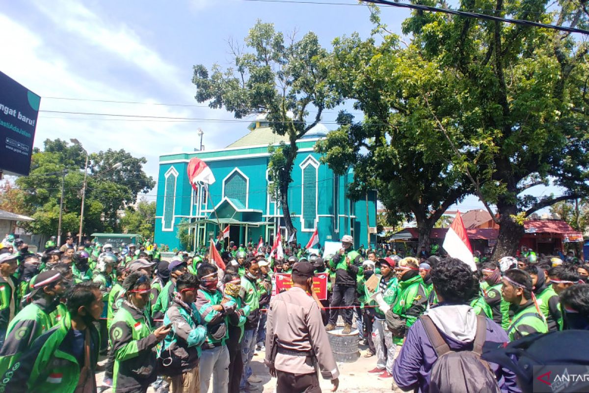 Ratusan pengemudi Go-jek di Padang gelar unjuk rasa