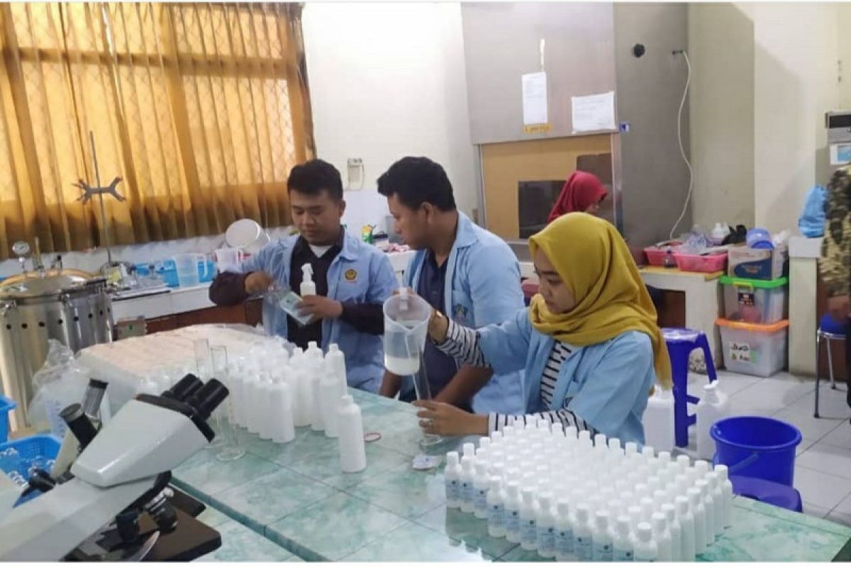 Cegah COVID-19, Unisri masih aktif produksi "hand sanitizer" untuk masyarakat