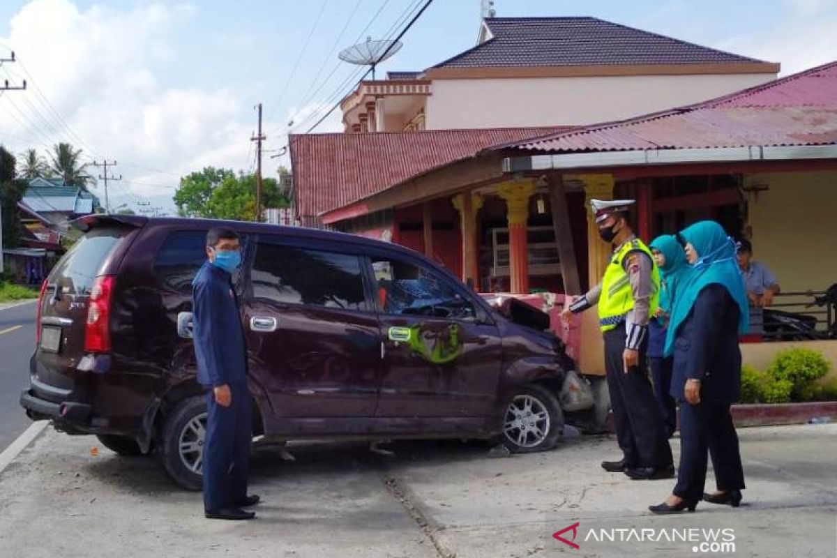 Sopir mengantuk, mobil yang dikendarai pegawai negeri sipil Pengadilan Agama Muaralabuh tabrak rumah