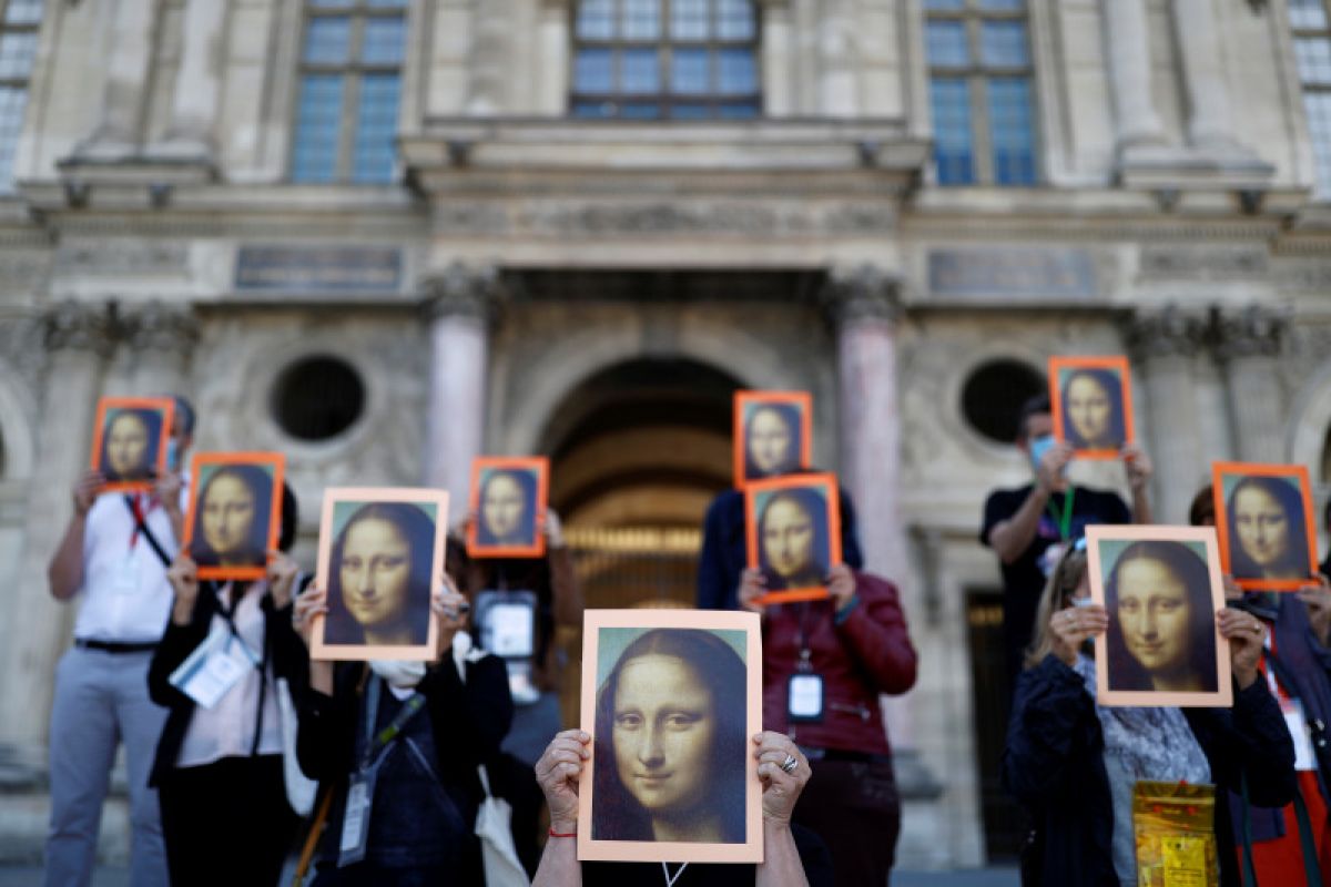 Pemandu wisata di Paris unjuk rasa di luar Louvre