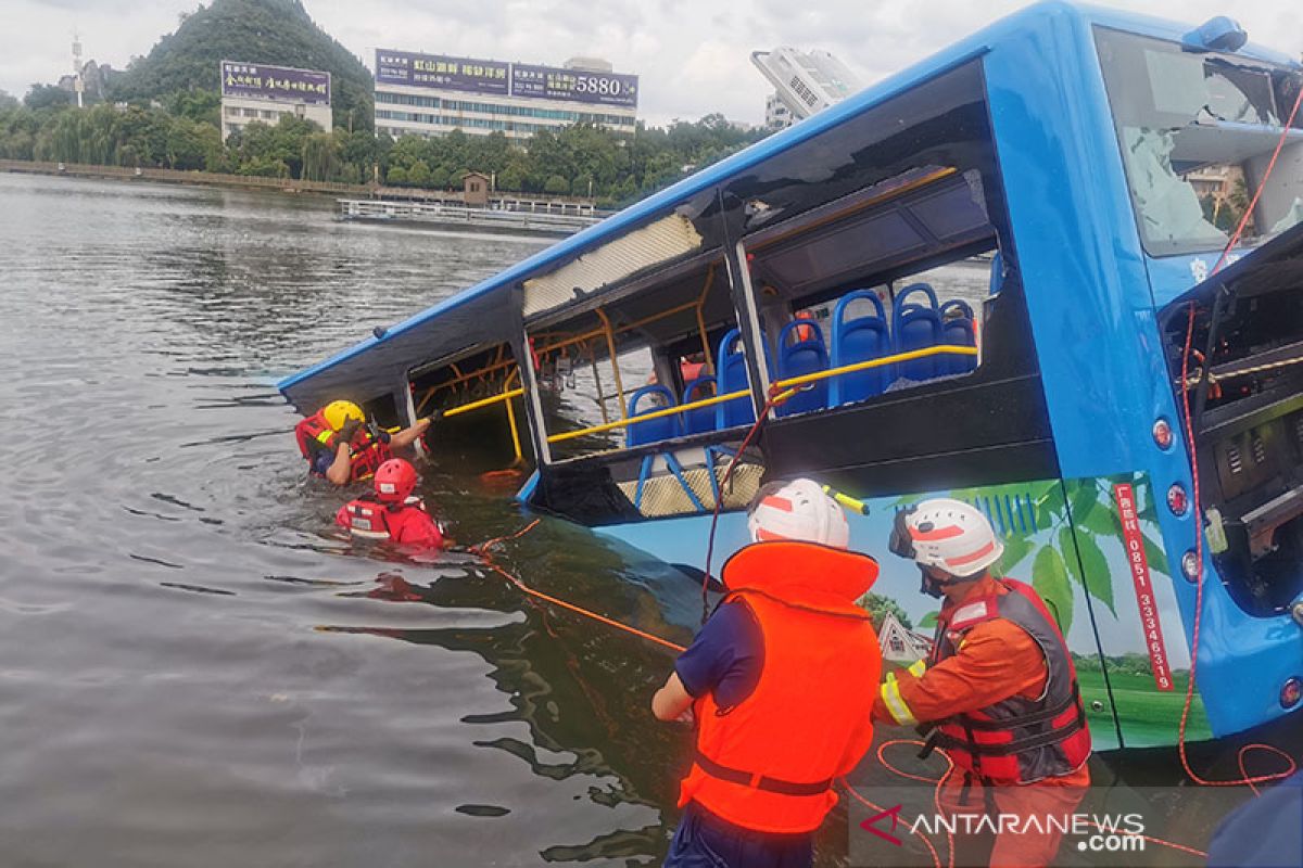 Bus masuk danau di China, 21 tewas