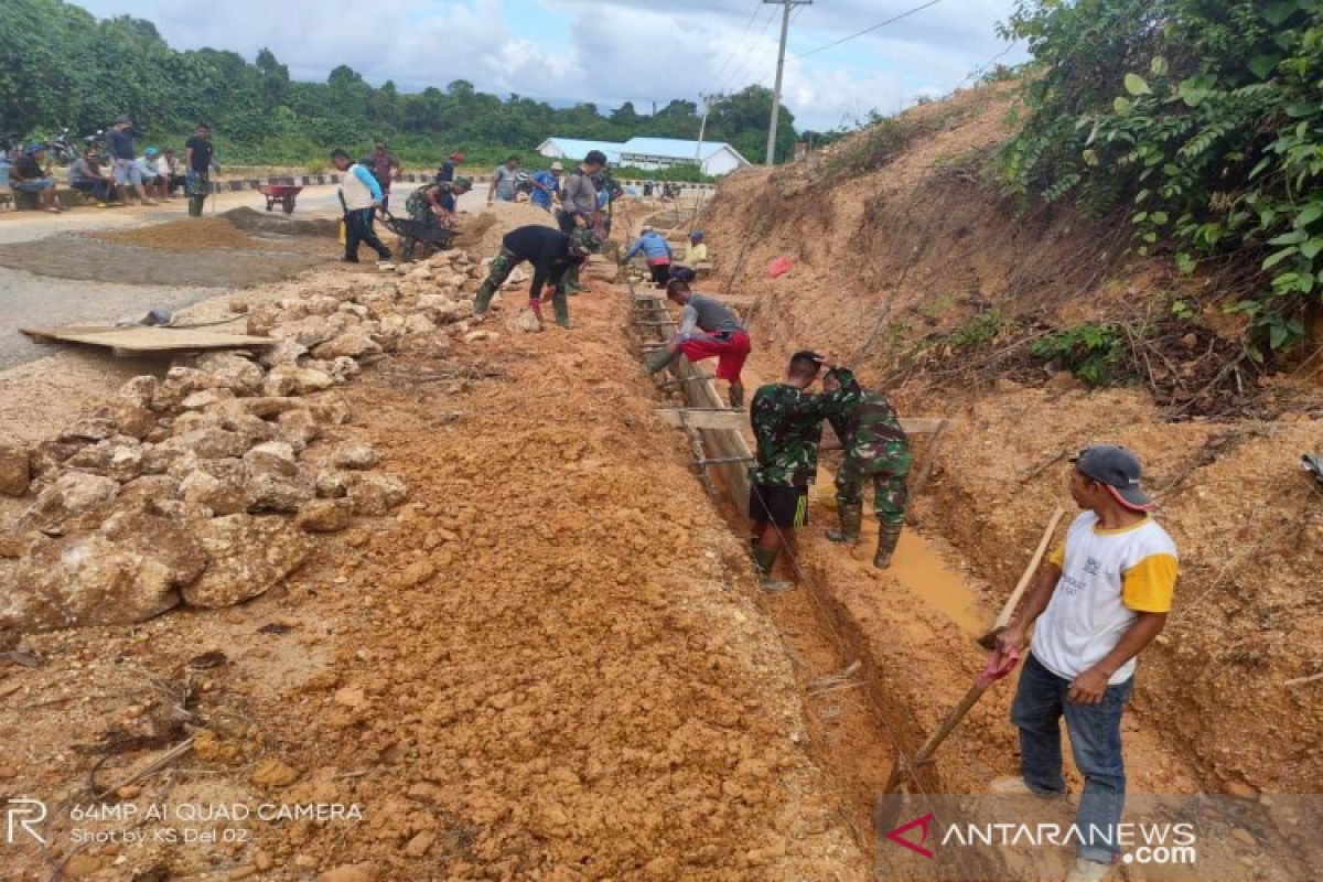 TMMD di Konawe Kepulauan mengajarkan budaya gotong-royong kepada warga