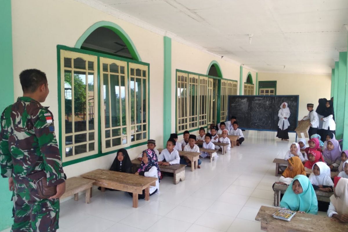 Prajurit TNI bantu mengajar  baca Al-Quran di Bengkayang