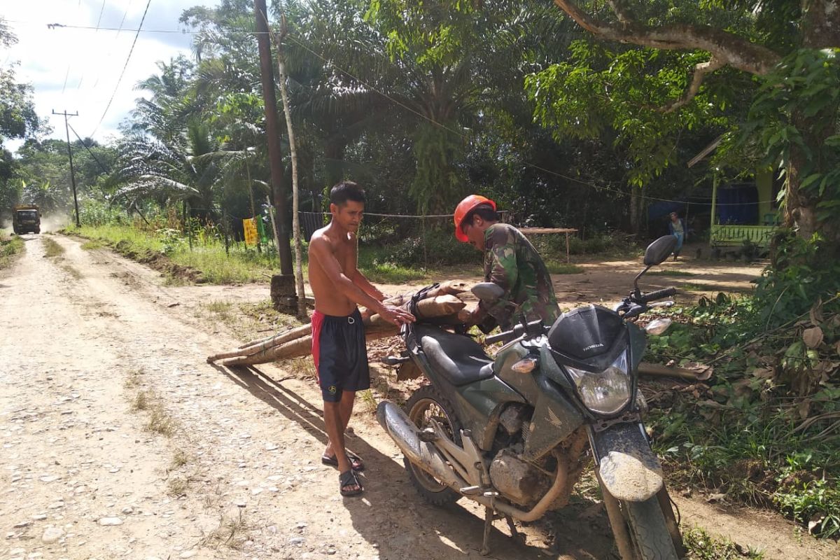 Serda Yanto bantu warga bawakan kayu api