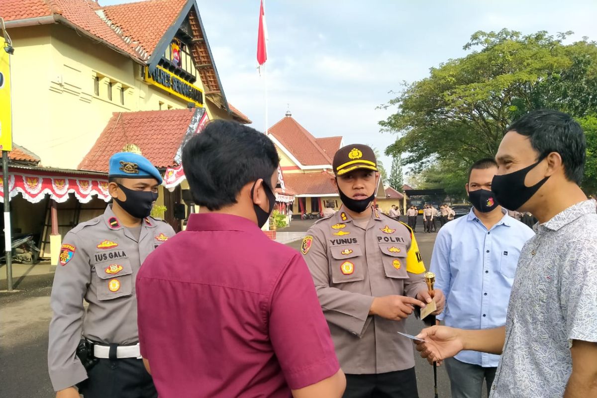 Tingkatkan kedisiplinan, Kapolres Serang Kota cek sikap tampang personel