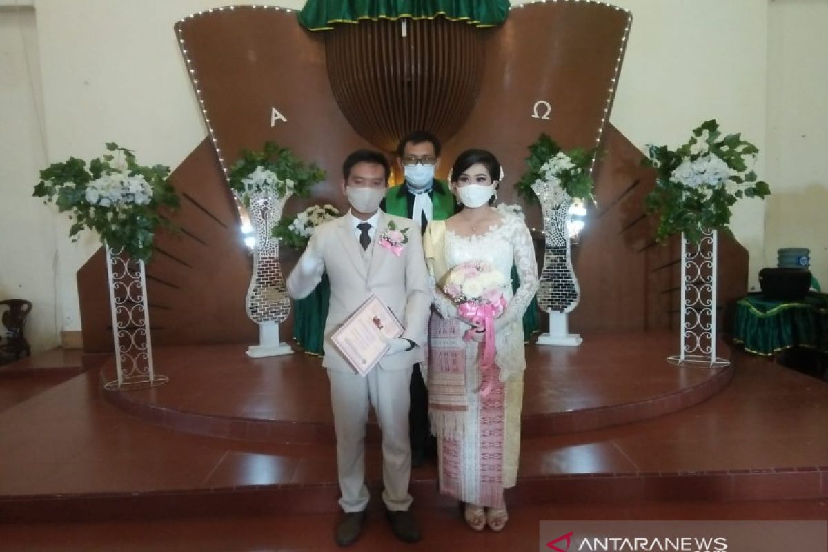 Gelaran pesta nikah perdana dengan protokol kesehatan di masa pandemi COVID-19 di Taput