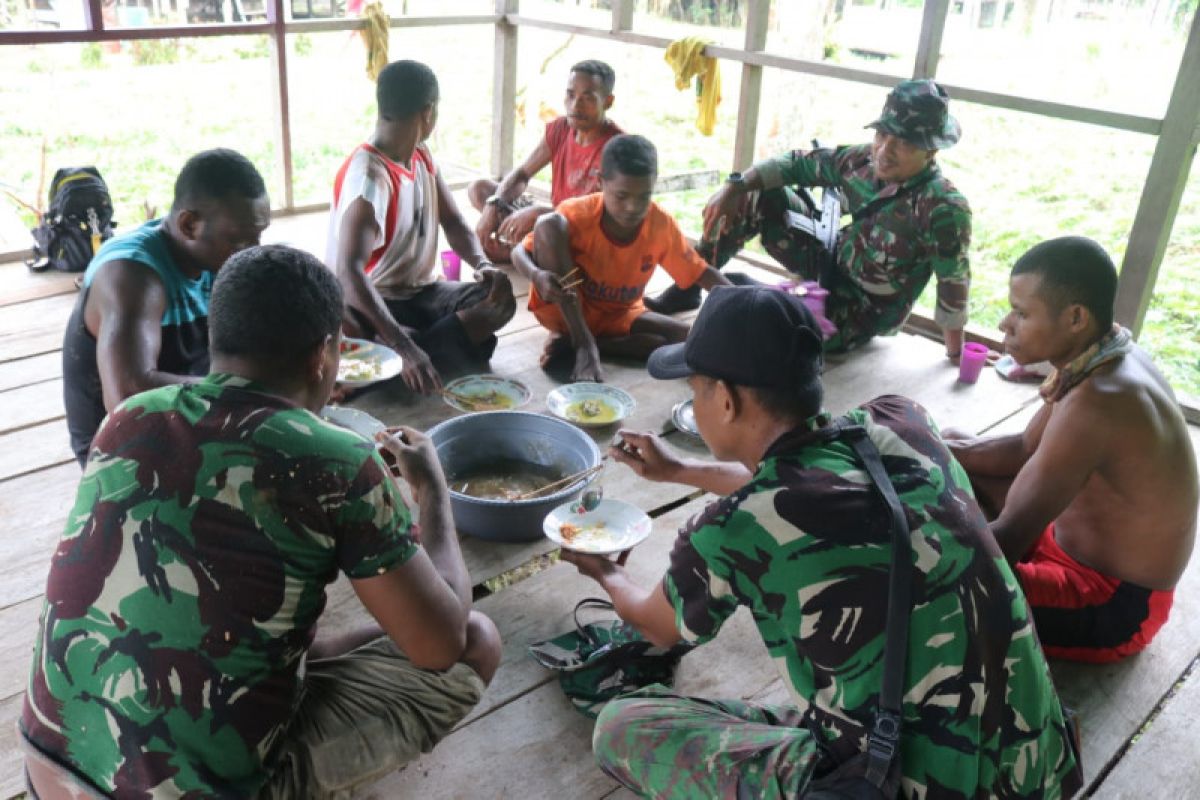 Personel Satgas TMMD Kodim 1709/Yawa makan bersama warga Kampung Natabui