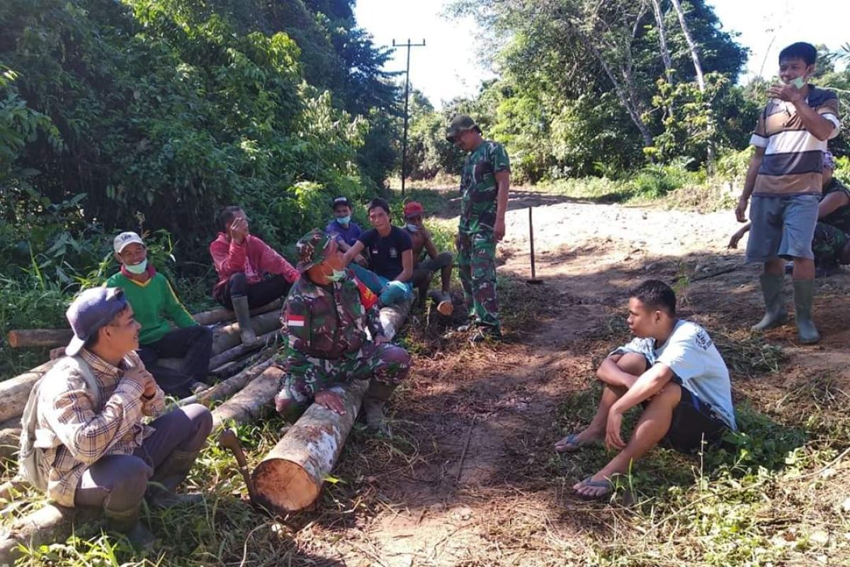 Cerianya senda gurau YNI dan warga disela waktu istirahat