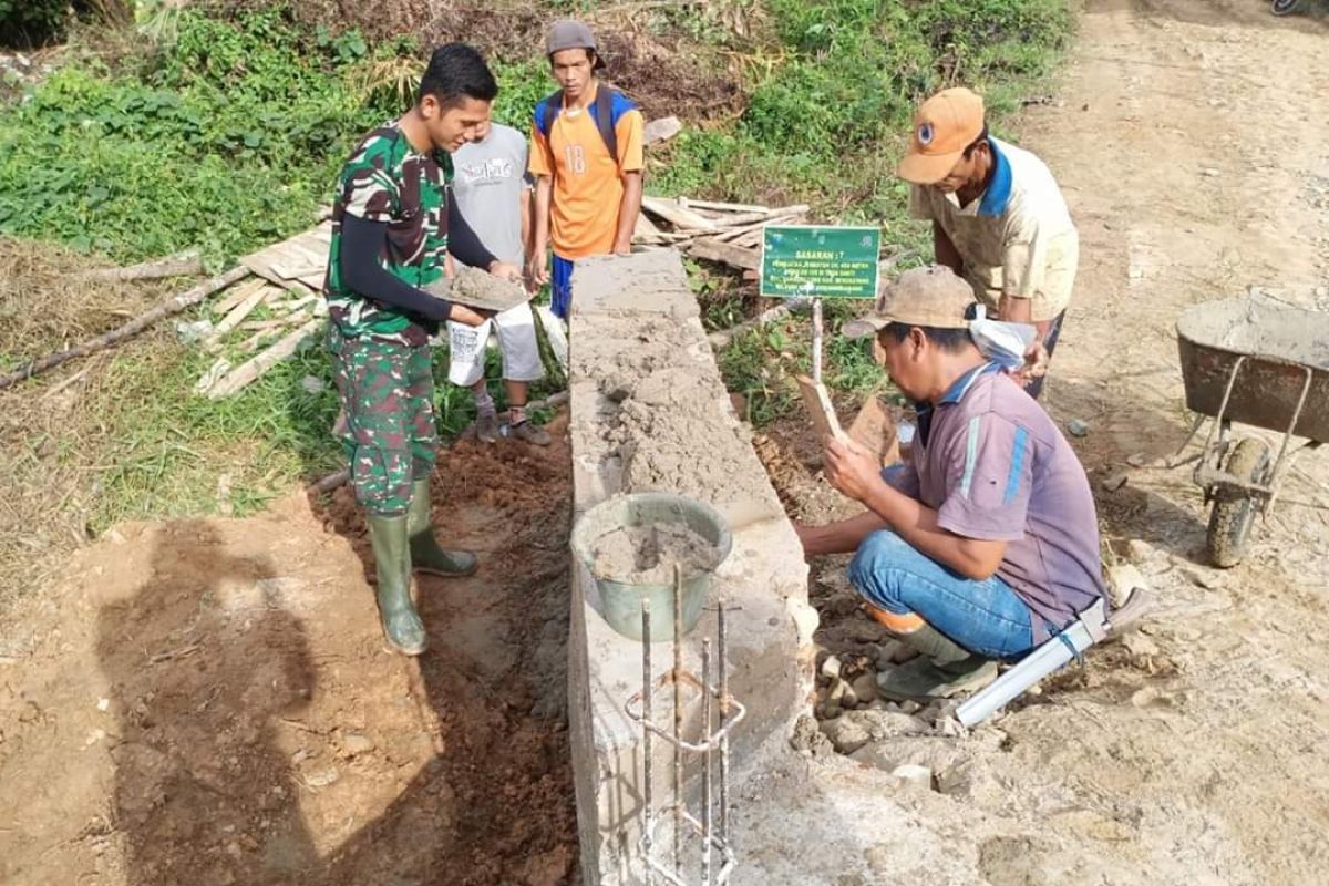 Satgas TMMD kerjakan penyelesaian plesteran jembatan beton di Desa Danti