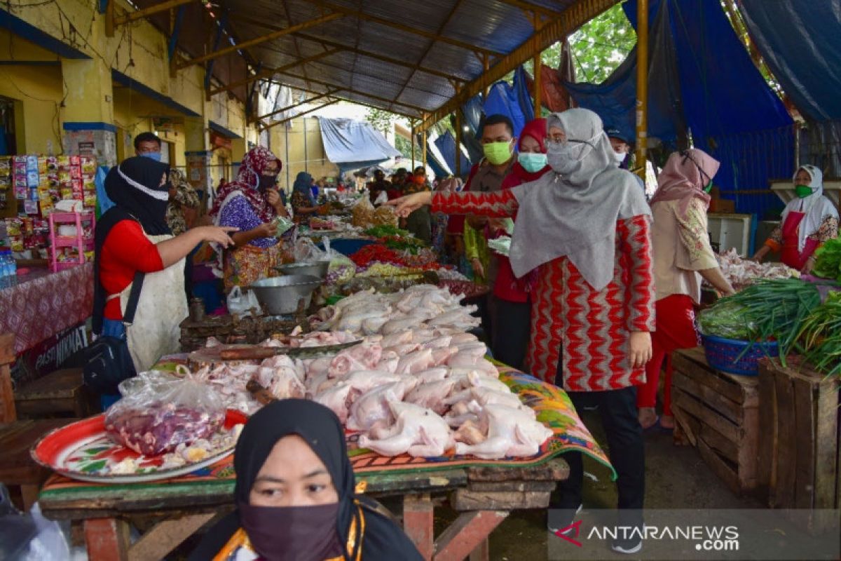 Wagub NTB sidak pasar tradisional memantau penerapan protokol COVID-19