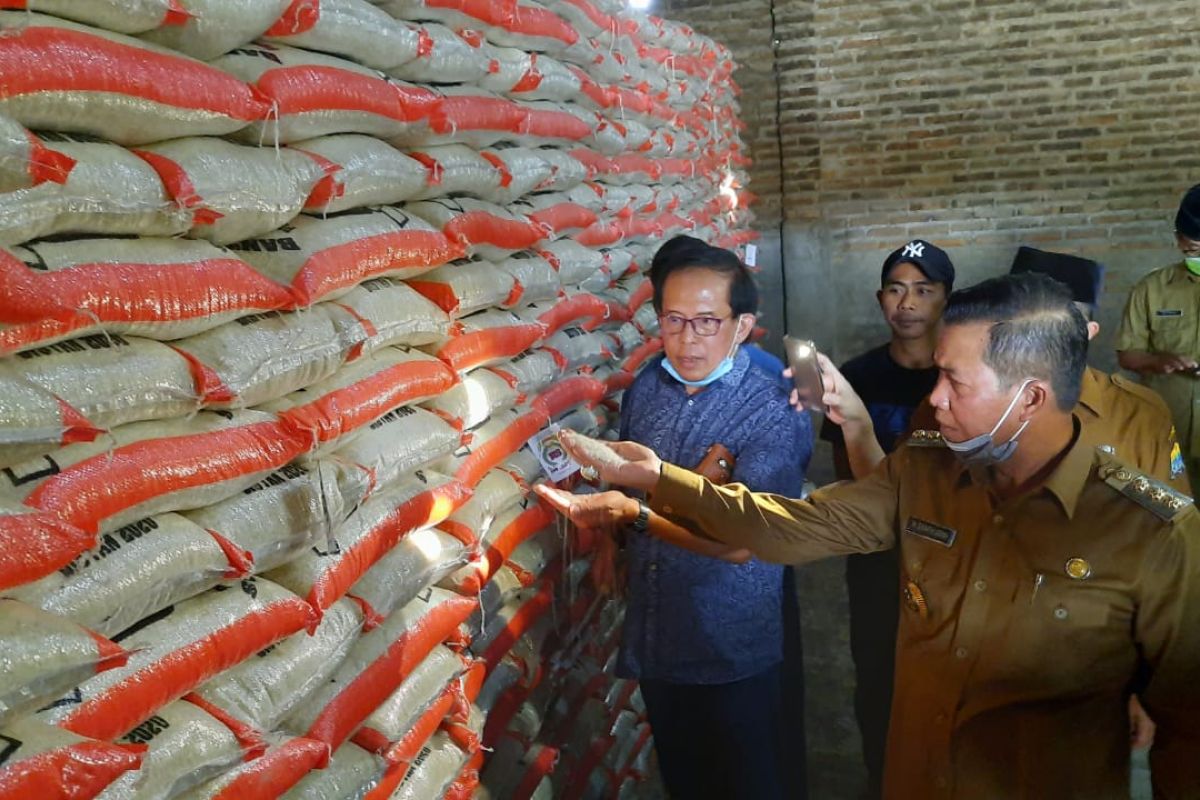 Pemkot Serang salurkan 225 ton beras pada warga terdampak COVID-19