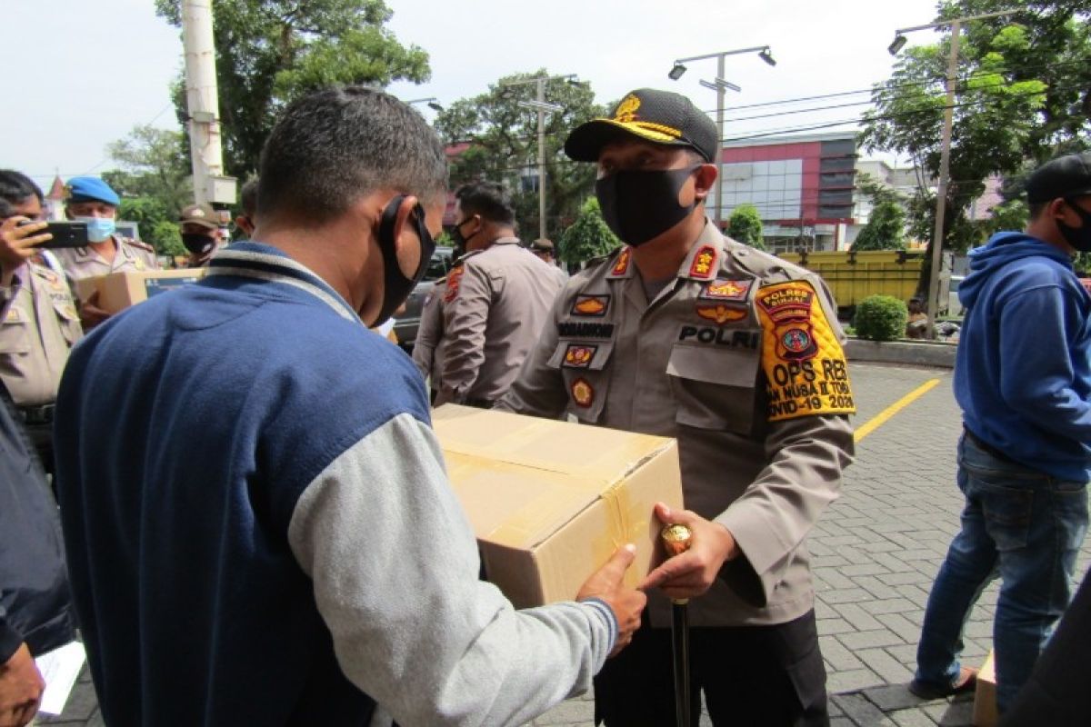 Kapolres Binjai bagikan sembako kepada pekerja di PHK