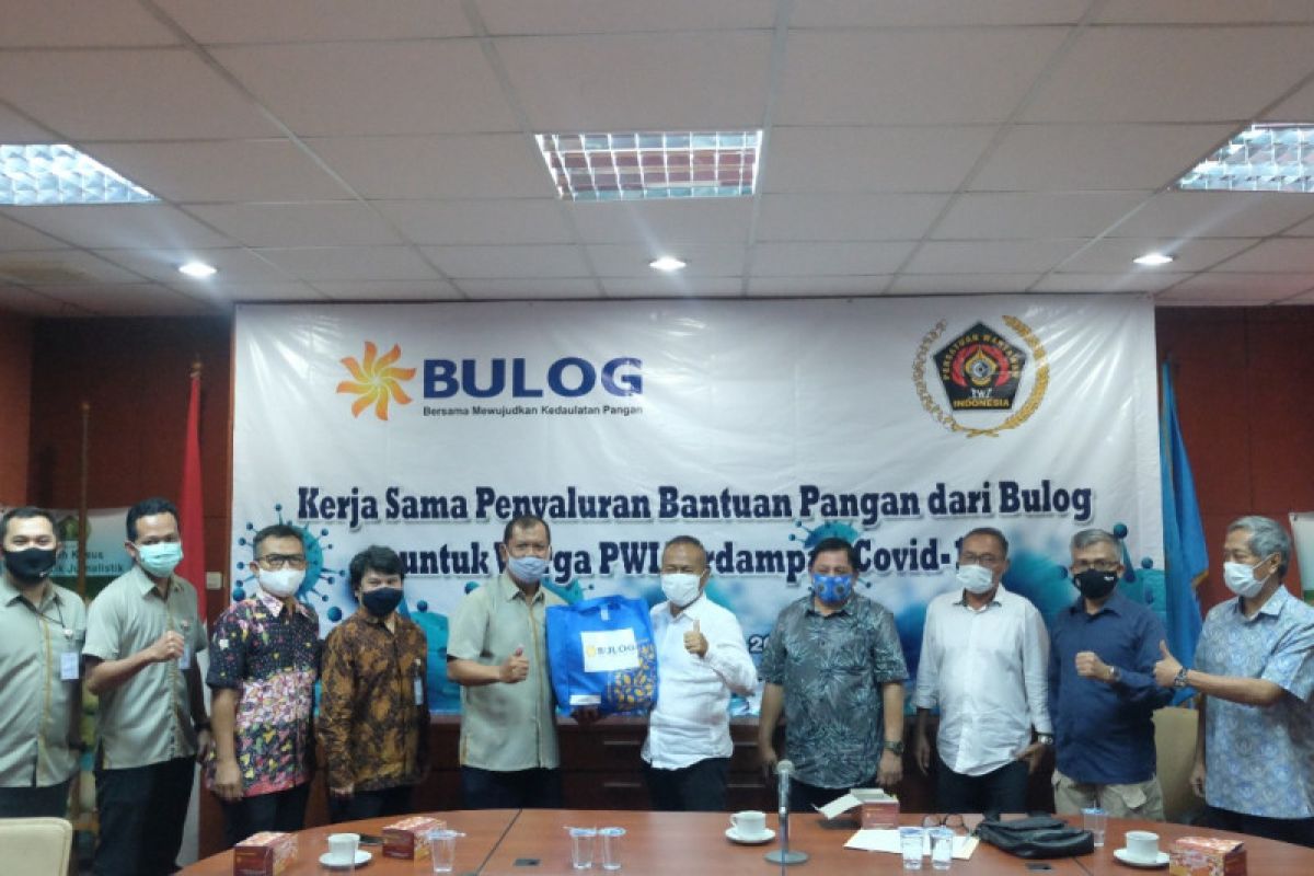 Bulog gandeng PWI Peduli salurkan bantuan warga terdampak COVID-19