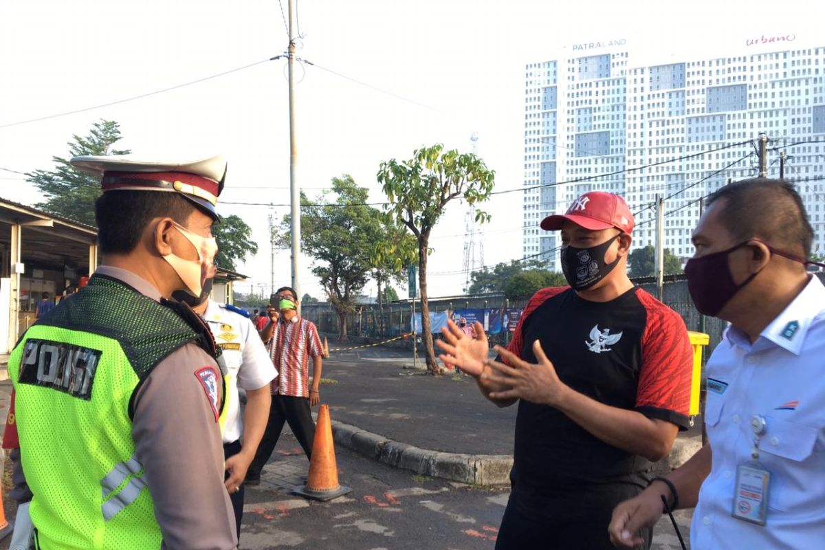 Tri Adhianto sidak Stasiun Bekasi pantau antrean penumpang KRL