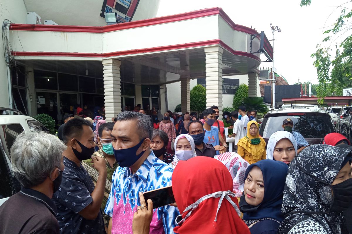 Protes PPDB zonasi, puluhan wali murid datangi kantor DPRD