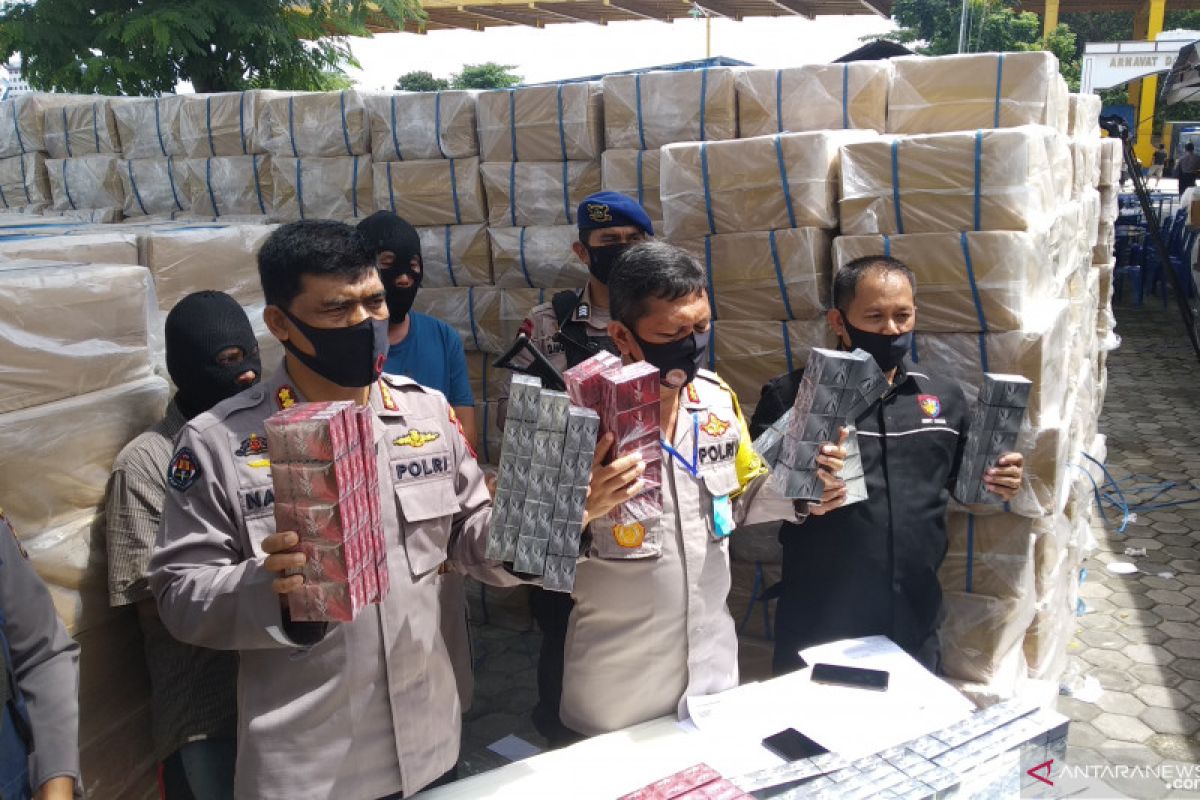 Polda Riau sita 10,6 juta batang rokok disembunyikan bersama kelapa