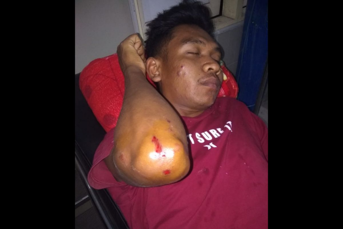 Asyik nongkrong berduaan di kuburan tiba-tiba diserang empat pemuda bermasker hingga babak belur