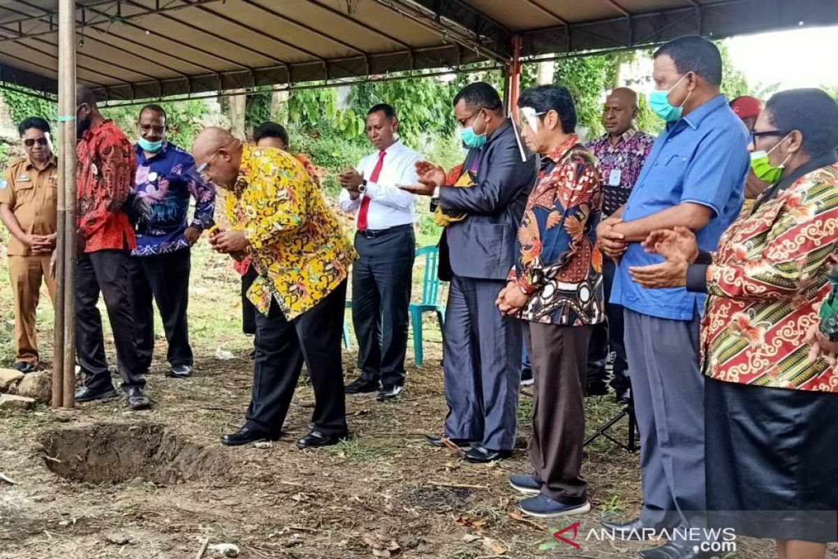 Kami Uncen letakkan batu pertama pembangunan sekretariat alumni