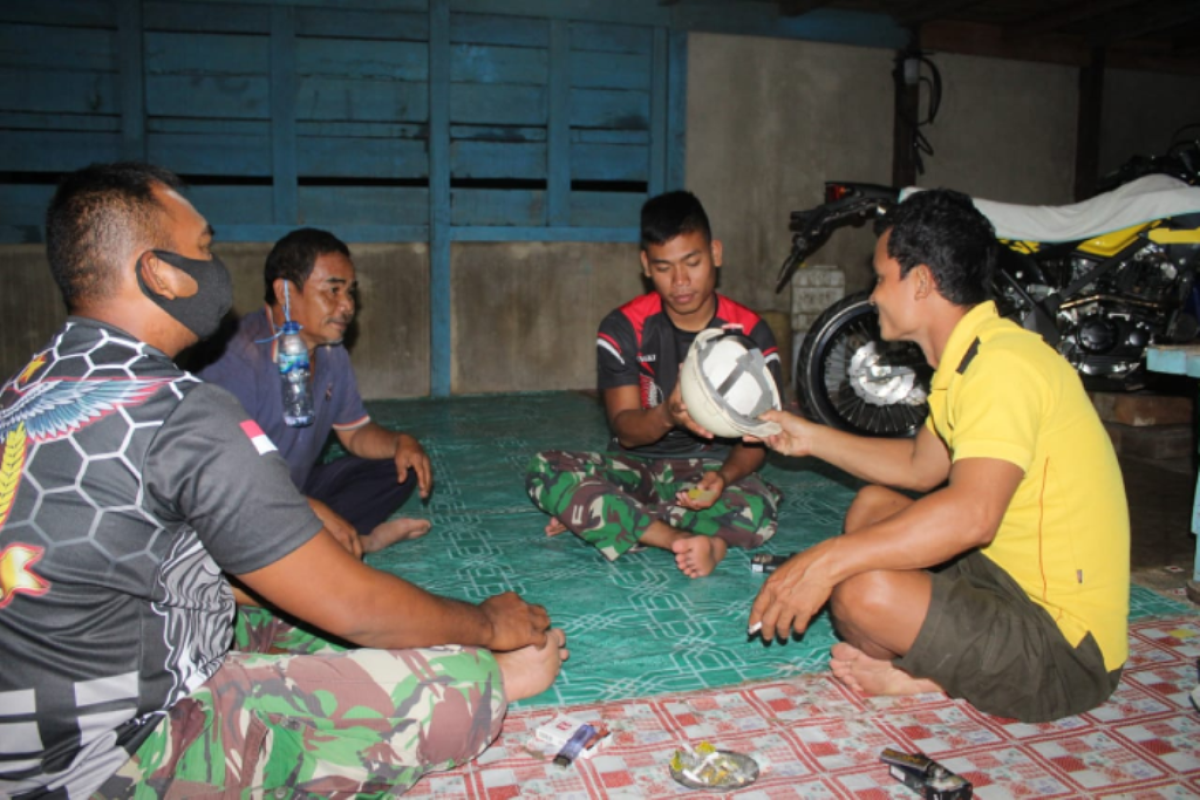 Mengisi waktu malam warga dan Satgas TMMD bermain gaplek